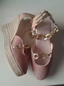 nude y cadena dorada